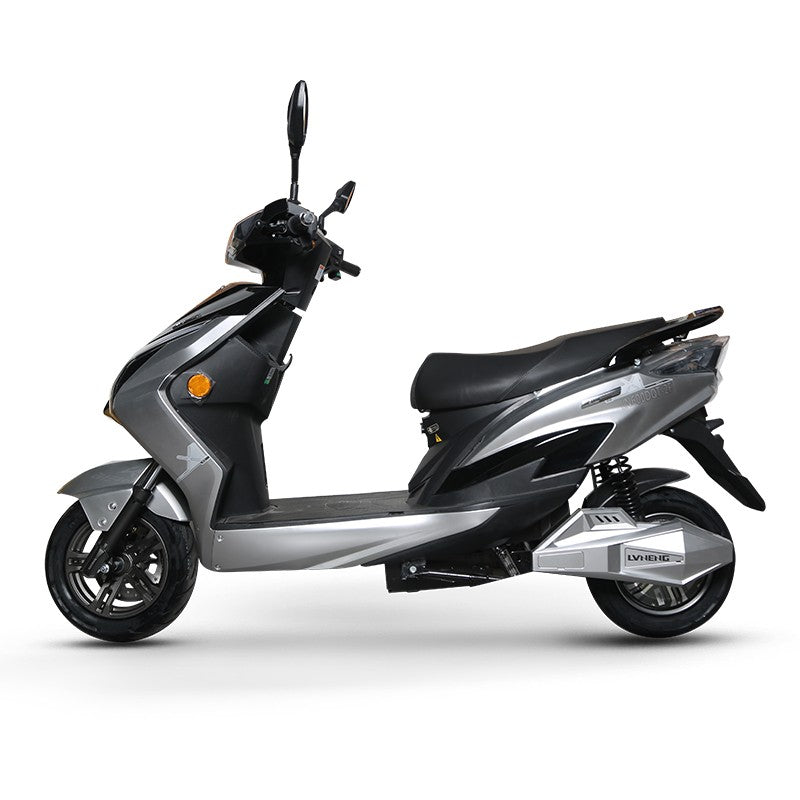 Scuter Electric Nmoto X1 Gri cu Motor Bosch 2020W – Viteză Max. 45 km/h, Autonomie 75 km, Dimensiuni 1750×570×1140mm, Greutate 80Kg, Portbagaj Detașabil, Alb/Negru Carte RAR (C.I.V) + CADOU Tricou N-Moto
