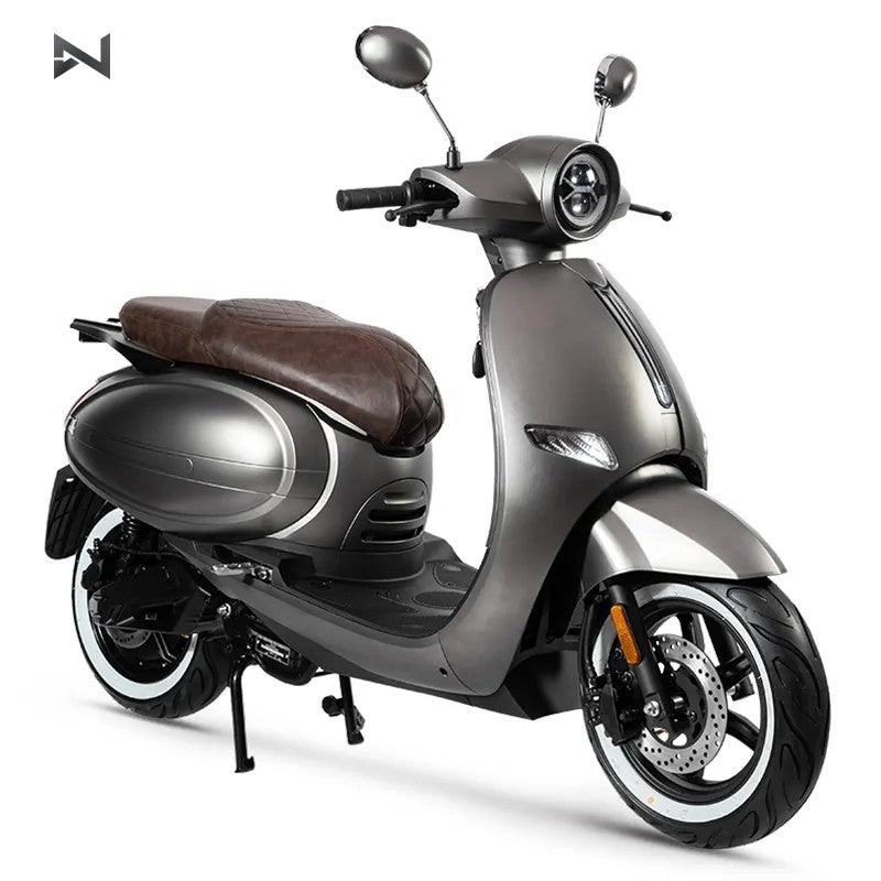 Scuter Electric N-Moto LX06 Gri – Motor BOSCH 2300W, Viteză 25 km/h, Fără Permis, Dimensiuni 1865x700×1113mm, Greutate 90Kg, Autonomie 60 km, Baterie Lithium 60V, COC & EEC + Carte Rar (CIV) + Cadou Tricou N-Moto